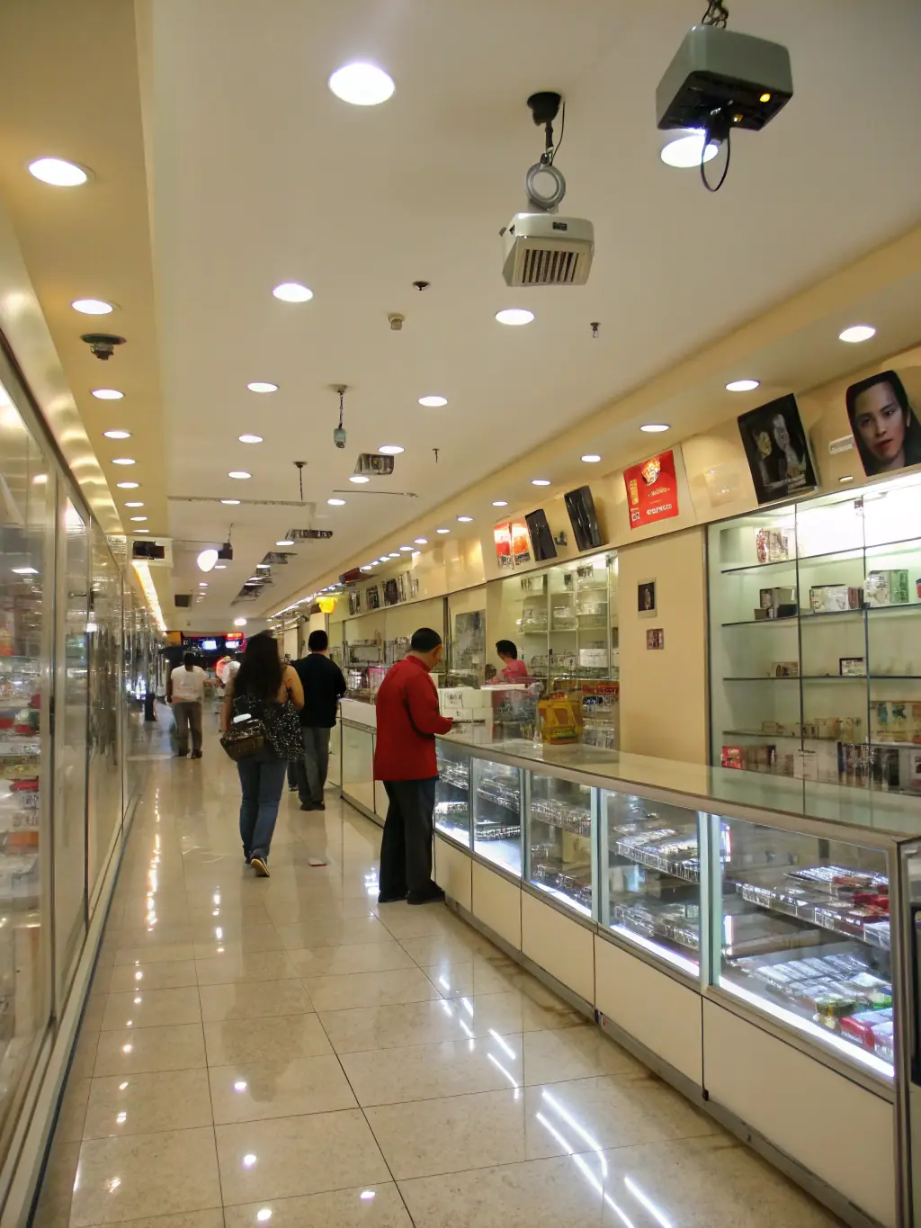 A retail store showcasing Fortexa alarm system components, such as window sensors and panic buttons, highlighting the system's ability to protect retail businesses from theft and vandalism.